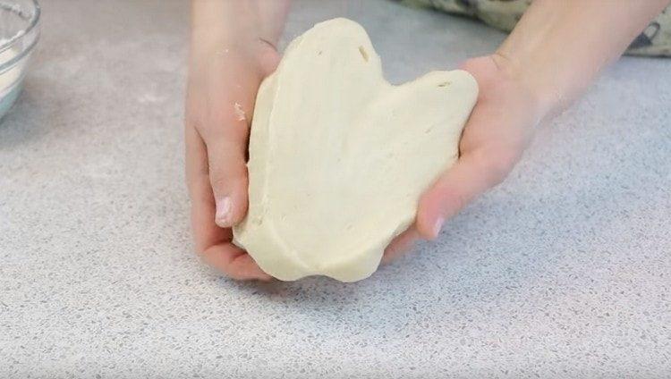 La pasta choux per chebureks è pronta.