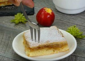 Prepariamo una torta gelatina incredibilmente deliziosa con mele secondo la ricetta con foto passo dopo passo.