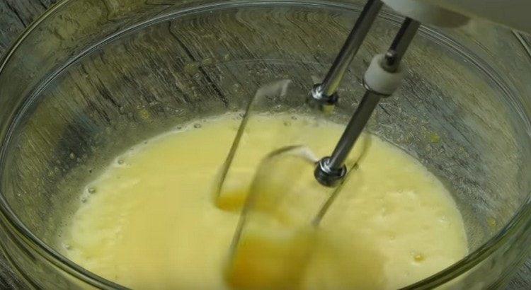 Sbattere le uova con lo zucchero con un mixer.