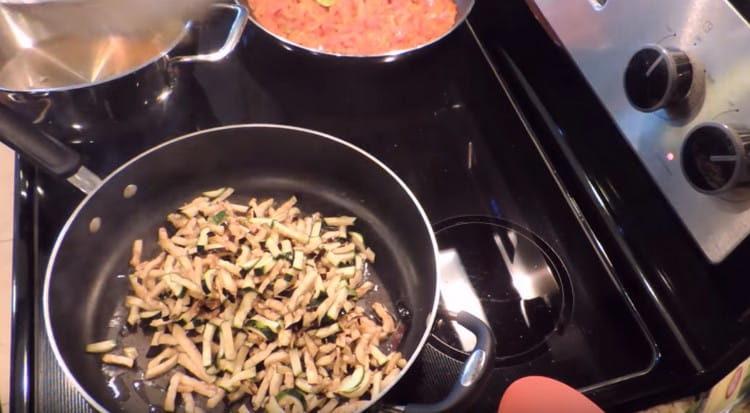 Separatamente, riscaldiamo la padella e vi mettiamo zucchine e melanzane.