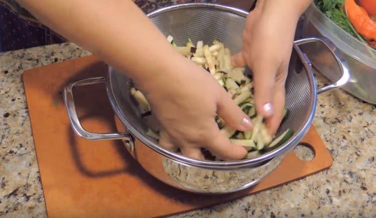 impastare le melanzane e le zucchine con sale e lasciarle per lasciare andare il succo.