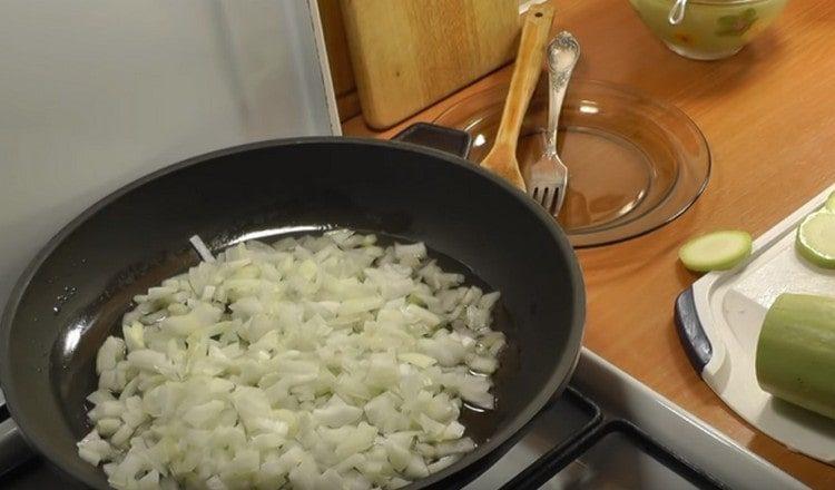 Macina le cipolle e distribuiscile in una padella.