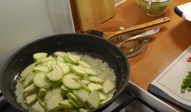 Distribuiamo le zucchine a fette nella padella.