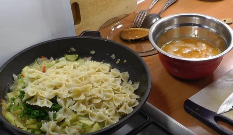 Aggiungi la pasta precotta.