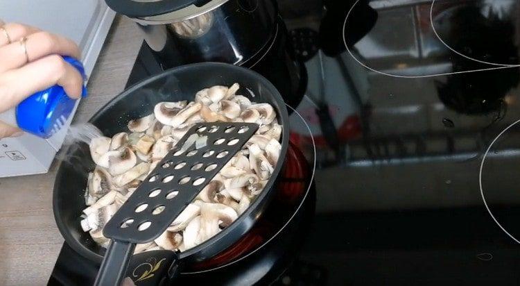 Aggiungere i funghi prataioli alla cipolla, salare, friggere fino a quando sono teneri.