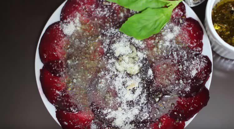 Cospargi il carpaccio di barbabietola con il parmigiano.