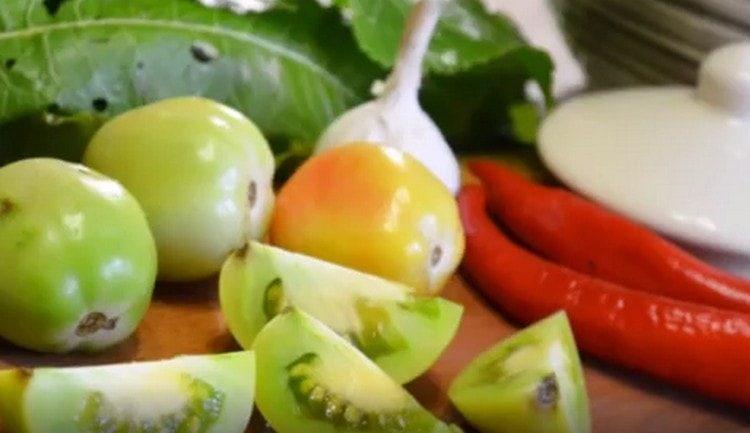 I pomodori verdi acidi sono uno spuntino eccellente.