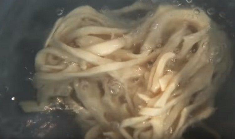 cucinare spaghetti per lagman.