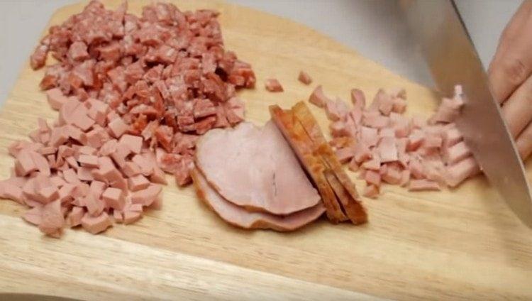 salsicce di dadi e prodotti a base di carne.