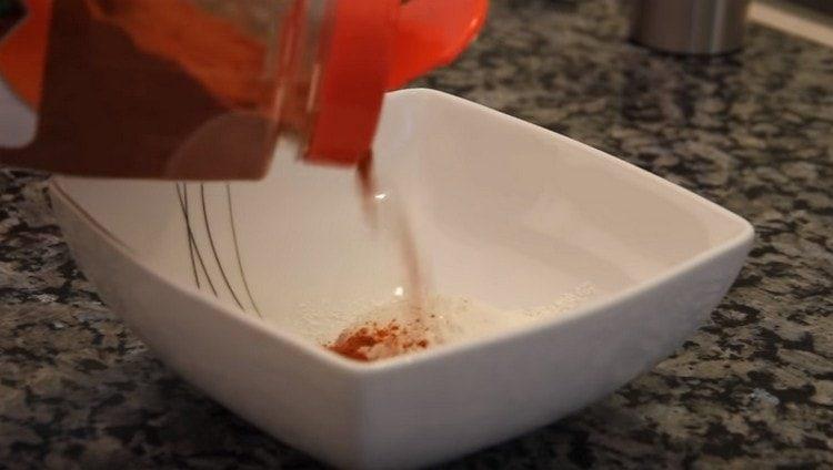 Mescolare la farina con la paprika.