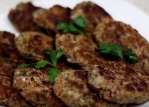 Prepariamo costolette gustose e gustose di grano saraceno con funghi secondo una ricetta passo-passo con una foto.