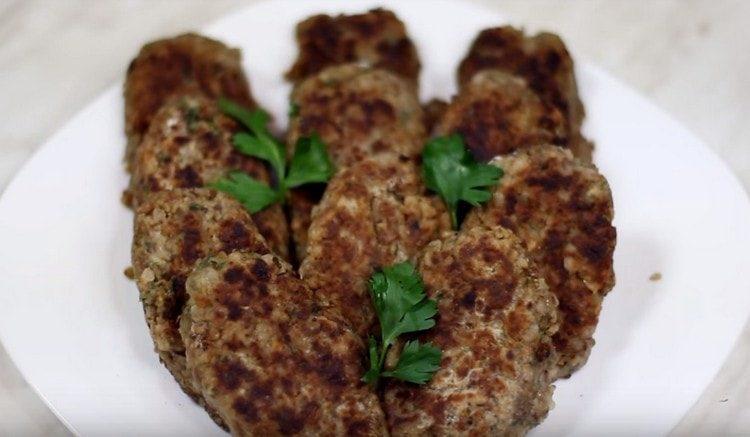 Le deliziose polpette di grano saraceno con funghi sono pronte.