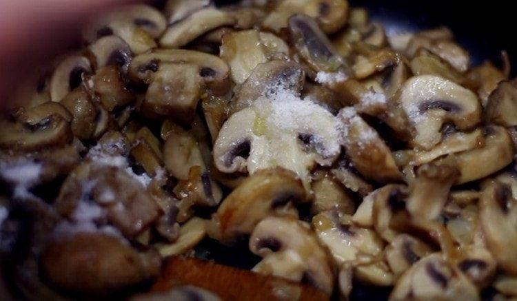 Aggiungi funghi, sale, pepe alla cipolla.