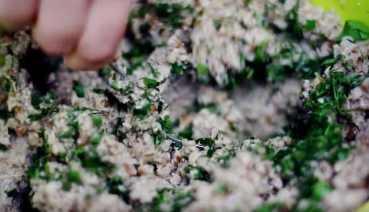 Aggiungi verdure tritate al ripieno di funghi di grano saraceno.