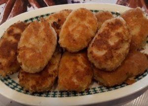 Prepariamo deliziose polpette da purè di patate secondo una ricetta passo-passo con una foto.