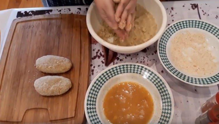 Formiamo le cotolette e le mettiamo sul tavolo.