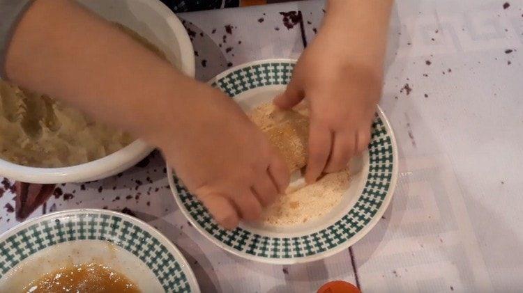 Immergi ogni cotoletta in un uovo, quindi arrotola il pangrattato.