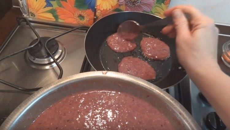 Distribuiamo l'impasto di fegato con un cucchiaio su una padella preriscaldata con olio vegetale.