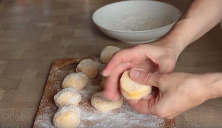 Da ogni palla risultante facciamo una cotoletta.