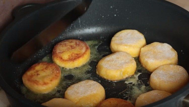 Friggere le cotolette in olio vegetale su entrambi i lati.