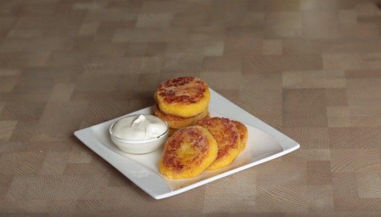 tali cotolette di zucca sono dolci, possono essere servite con panna acida.