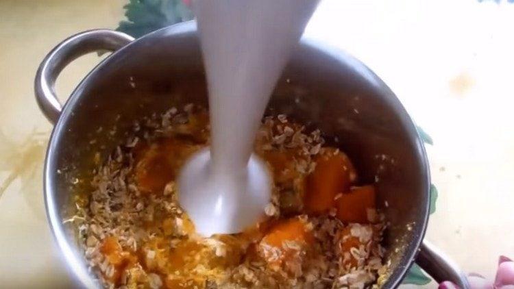 Interrompiamo la zucca con farina d'avena con un frullatore.