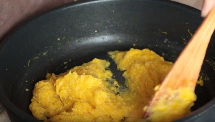 Mescola la massa di zucca.