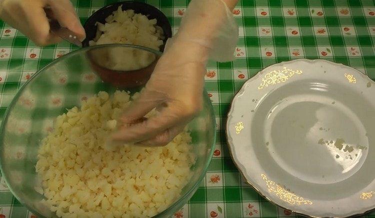 Tritare finemente il cavolfiore bollito.