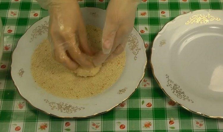 Formiamo le cotolette, arrotoliamo il pangrattato.