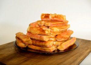 Cucinare deliziosi bastoncini di granchio in pastella secondo una ricetta graduale con una foto.