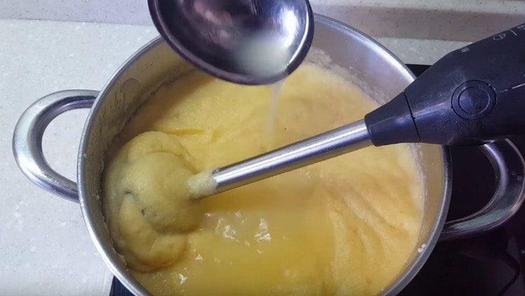 La densità della zuppa è regolata dall'aggiunta di brodo.