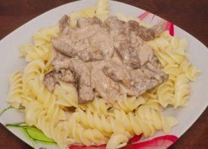 Tenero fegato di pollo in panna acida in una pentola a cottura lenta: cuocere secondo la ricetta con una foto.