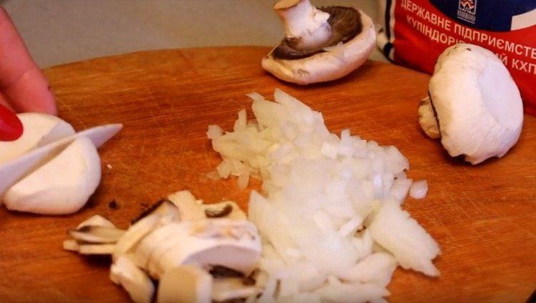 Champignon tagliati a fette sottili.