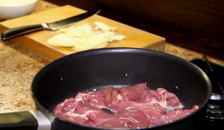 Distribuiamo il fegato in una padella riscaldata con olio vegetale.