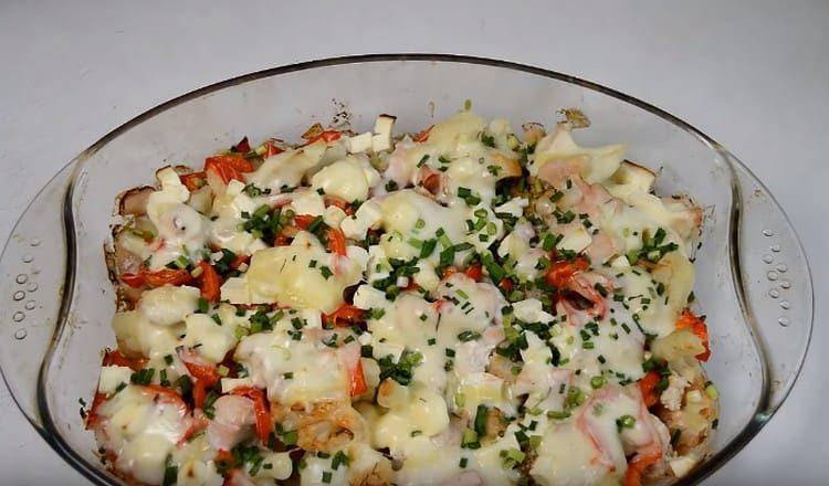 Un tale pollo con cavolfiore, cotto nel forno, sarà un ottimo piatto a tutti gli effetti.