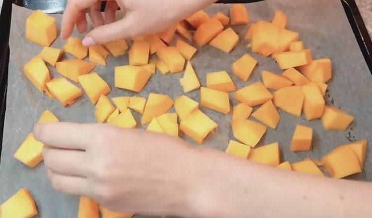 mettere le fette di zucca su una teglia e cuocere in forno.