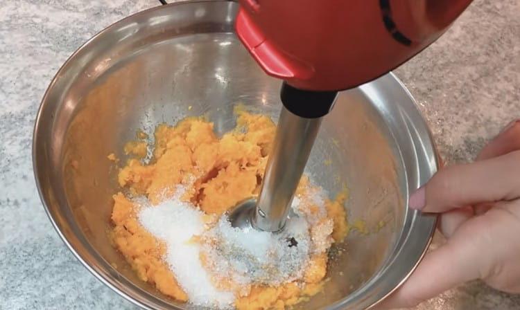 Aggiungi lo zucchero alla purea di zucca e di nuovo interrompi con un frullatore.