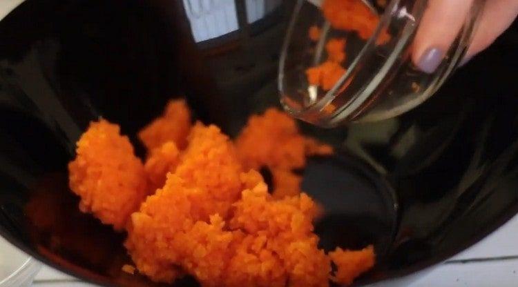 macinare la zucca in un frullatore e trasferirla in una ciotola capiente.