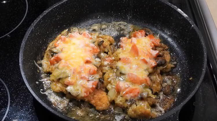 Quindi abbiamo cucinato la succosa carne in francese in padella.