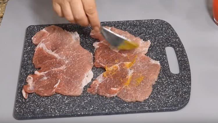 Ungere ogni pezzo di carne con senape.