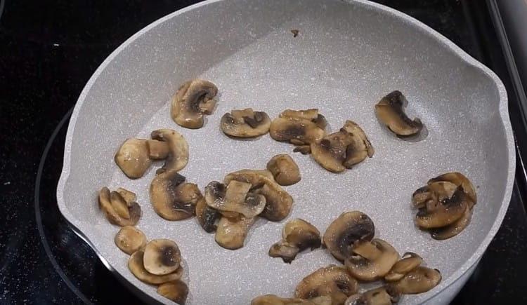 in una padella friggiamo i funghi tagliati a fettine sottili.