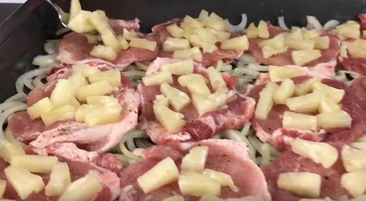 Posiamo la carne sopra la cipolla e ci adagiamo su fette di ananas.