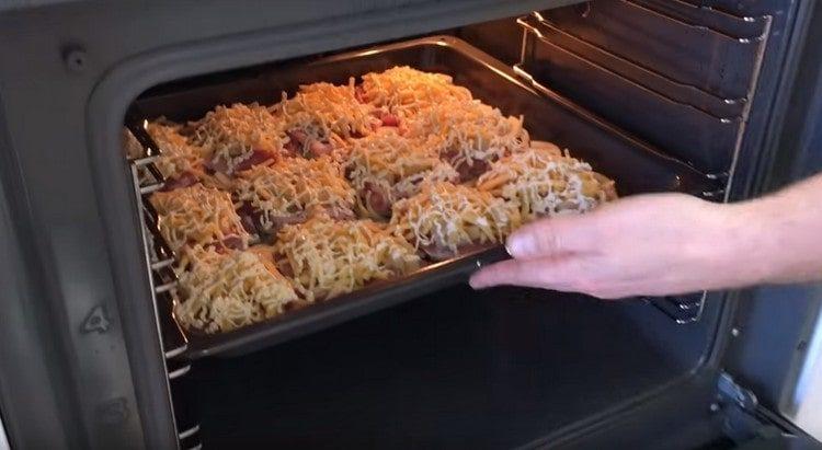 Metti la teglia con la carne nel forno.