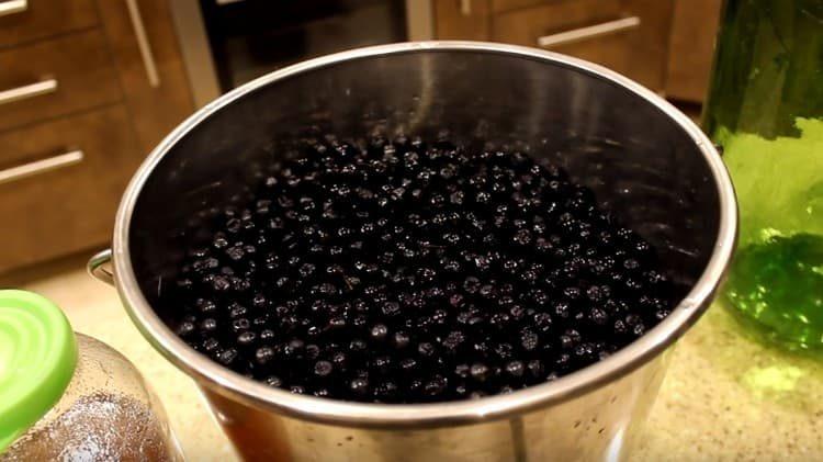 Laviamo il chokeberry. mettere in una padella, aggiungere la vodka.