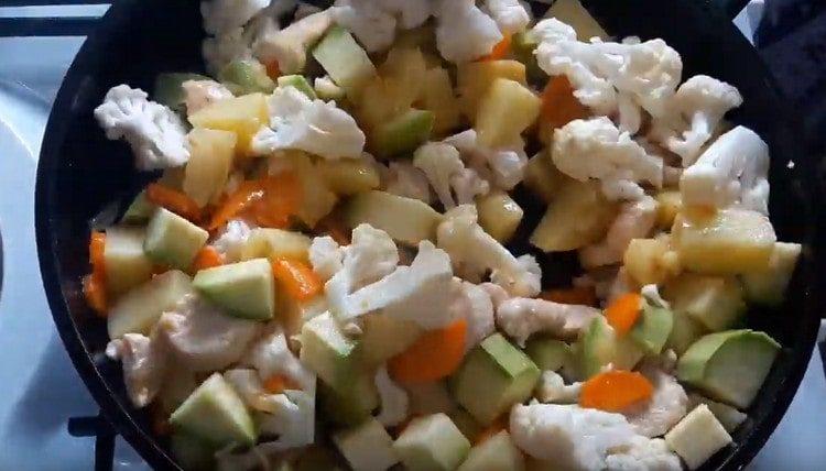 Zucchine e cavolfiore aggiungono alla padella.