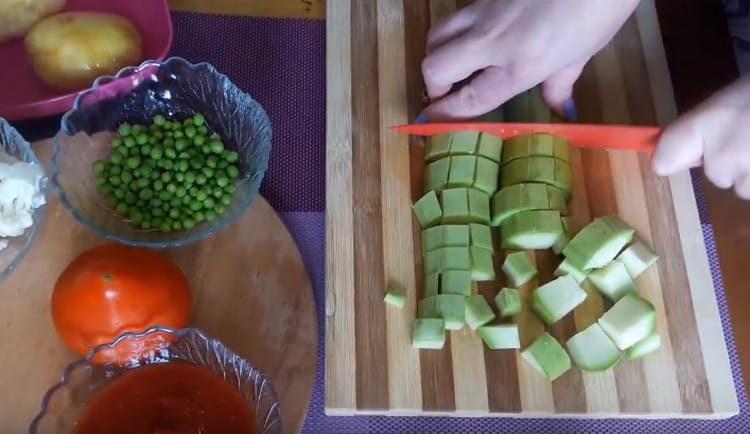 Taglia le zucchine a dadini.