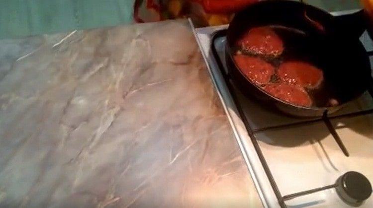 Distribuiamo l'impasto su una padella preriscaldata con olio vegetale con un cucchiaio e formiamo delle frittelle.