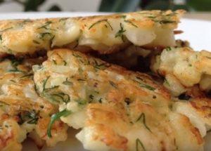 Cucinare deliziose frittelle di cavolfiore secondo una ricetta passo-passo con una foto.