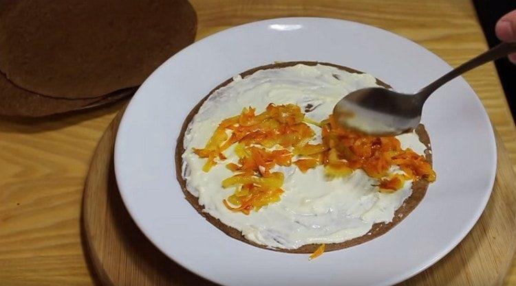 Ungiamo ogni pancake con una miscela di maionese e aglio, distribuiamo le verdure fritte dall'alto.