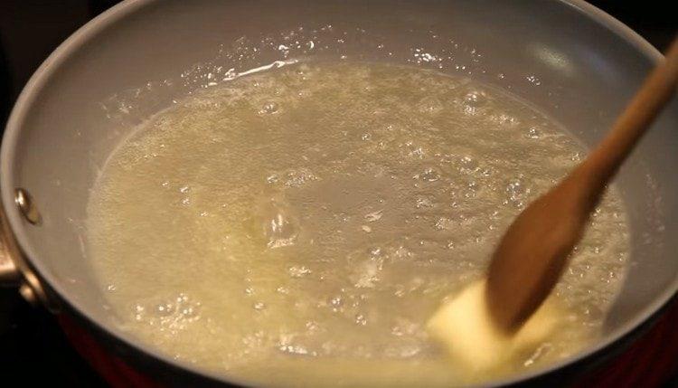 Scaldiamo la padella con verdure e una fetta di burro.